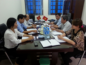 Cán bộ Phòng Nghiệp vụ I - UBKT Tỉnh ủy thực hiện giám sát thường xuyên tại UBKT Huyện ủy Yên Thủy.

